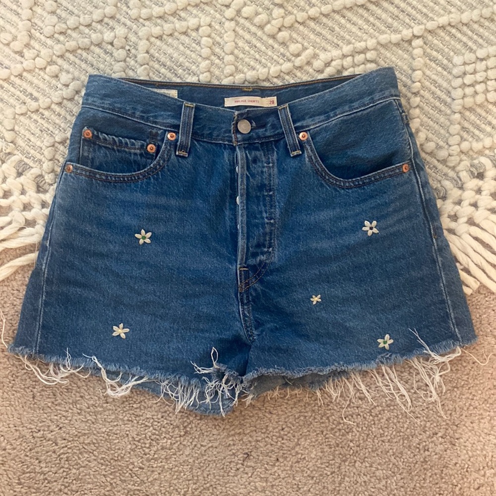 FLORAL EMBROIDERED LEVIS RIBCAGE SHORTS